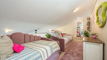 2 bedrooms, desk, iron/ironing board, WiFi