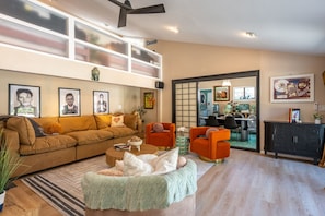 TV, stereo - Guest House Malibu Retreat w/ SALT pool Jacuzzi (Malibu)