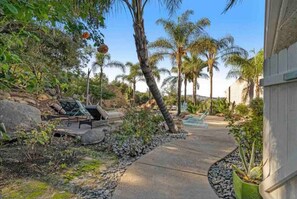 Terrace/patio - Guest House Malibu Retreat w/ SALT pool Jacuzzi (Malibu)
