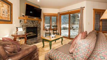 Tv, eldstad och dvd-spelare