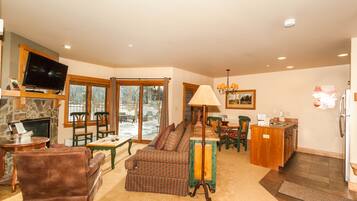 Fernseher, Kamin, DVD-Player