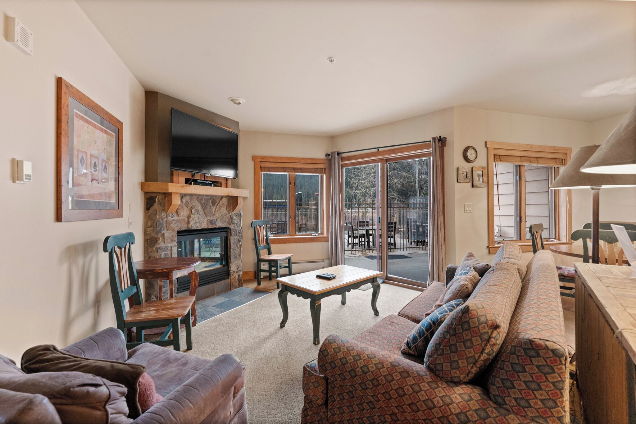 Televisión, chimenea y reproductor de DVD 