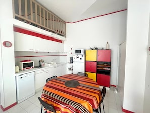 Fridge, microwave, oven, stovetop - 3-bedroom house with enclosed garden, veranda, pets allowed, parking, near sea (Les Sables-d'Olonne)
