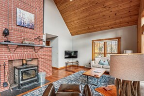 Smart TV, video games - Treetops: 4 br, woodstove, a/c, deck & views, firepit, garage, great location! (Stowe)