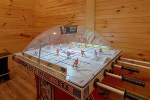 Game room - Private Full Pickleball Ct | Indoor Pool | Arcade (Gatlinburg)