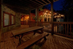 Outdoor dining - Private Full Pickleball Ct | Indoor Pool | Arcade (Gatlinburg)