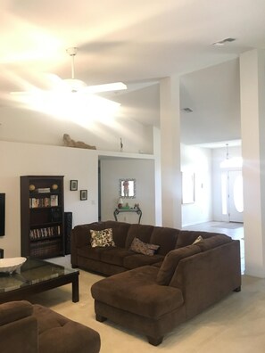 Smart TV, DVD player, table tennis, books - "Luxury Villa in Punta Gorda, FL - 4BD/3BA, Pool, Jacuzzi" Sandhill Cranes. (Punta Gorda)