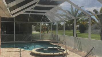 حمّام سباحة خارجي، حمّام سباحة مُدفَّأ