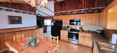 Lake Shore Cabin on Beaver Lake with Boat Dock & Swim Deck