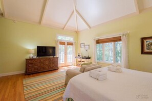 3 bedrooms, iron/ironing board, free WiFi, bed sheets - 8 Dove Street - Private Pool, Short Walk to Ocean & Coligny Plaza (Hilton Head Island)