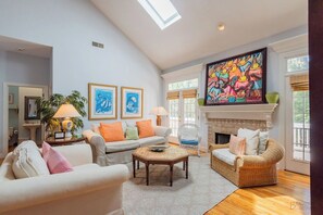 Una televisión, un reproductor de DVD, una mesa de tenis de mesa