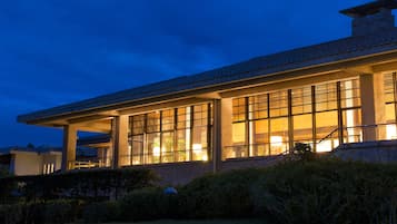 Fachada de la propiedad por la tarde o noche