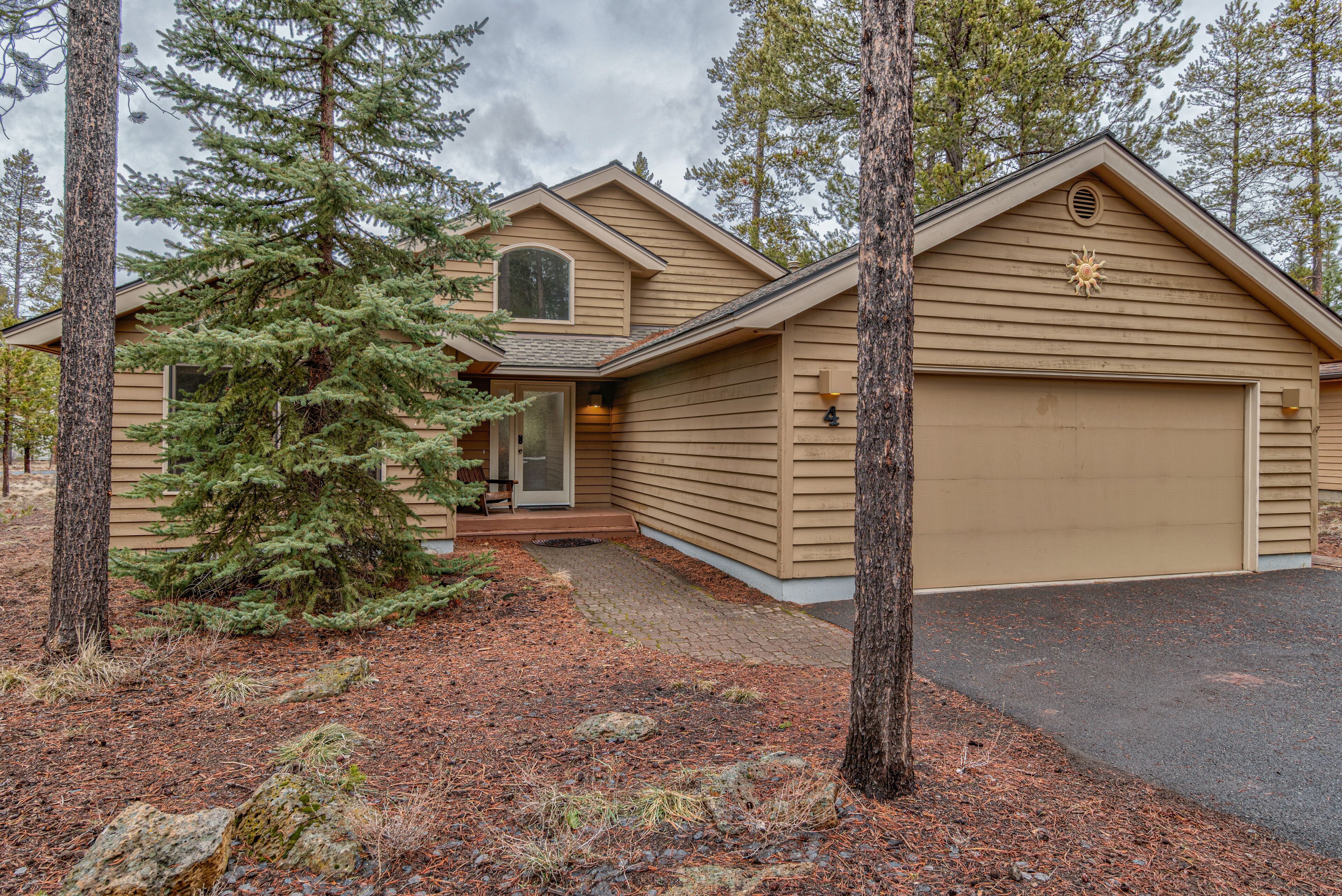 2 Suites, Hot Tub, on the Quiet North End- OLLA04