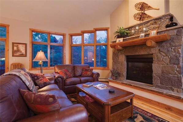 Apartment | Fireplace