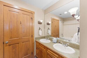 Combinazione doccia/vasca, asciugacapelli, asciugamani, sapone