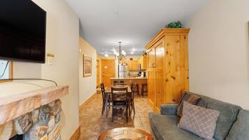 Een televisie, een open haard en een dvd-speler