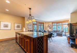 冷蔵庫、電子レンジ、オーブン、コンロ