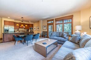 テレビ、暖炉、DVD プレーヤー