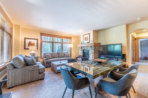 Fernseher, Kamin, DVD-Player