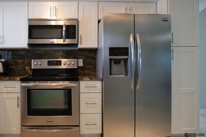 Jääkaappi, mikroaaltouuni, uuni, liesi