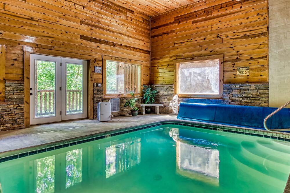 3 Bedroom Luxury Cabin with Indoor Pool, 9 Foot Theater Screen - Sleeps 12