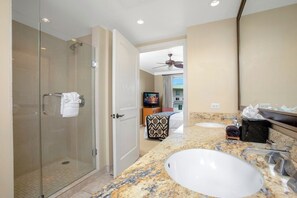 Regadera y amenidades de baño gratuitas