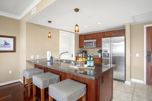 Geladeira, micro-ondas, fogão, lava-louças