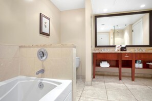 Chuveiro, produtos de toalete grátis, secador de cabelo 