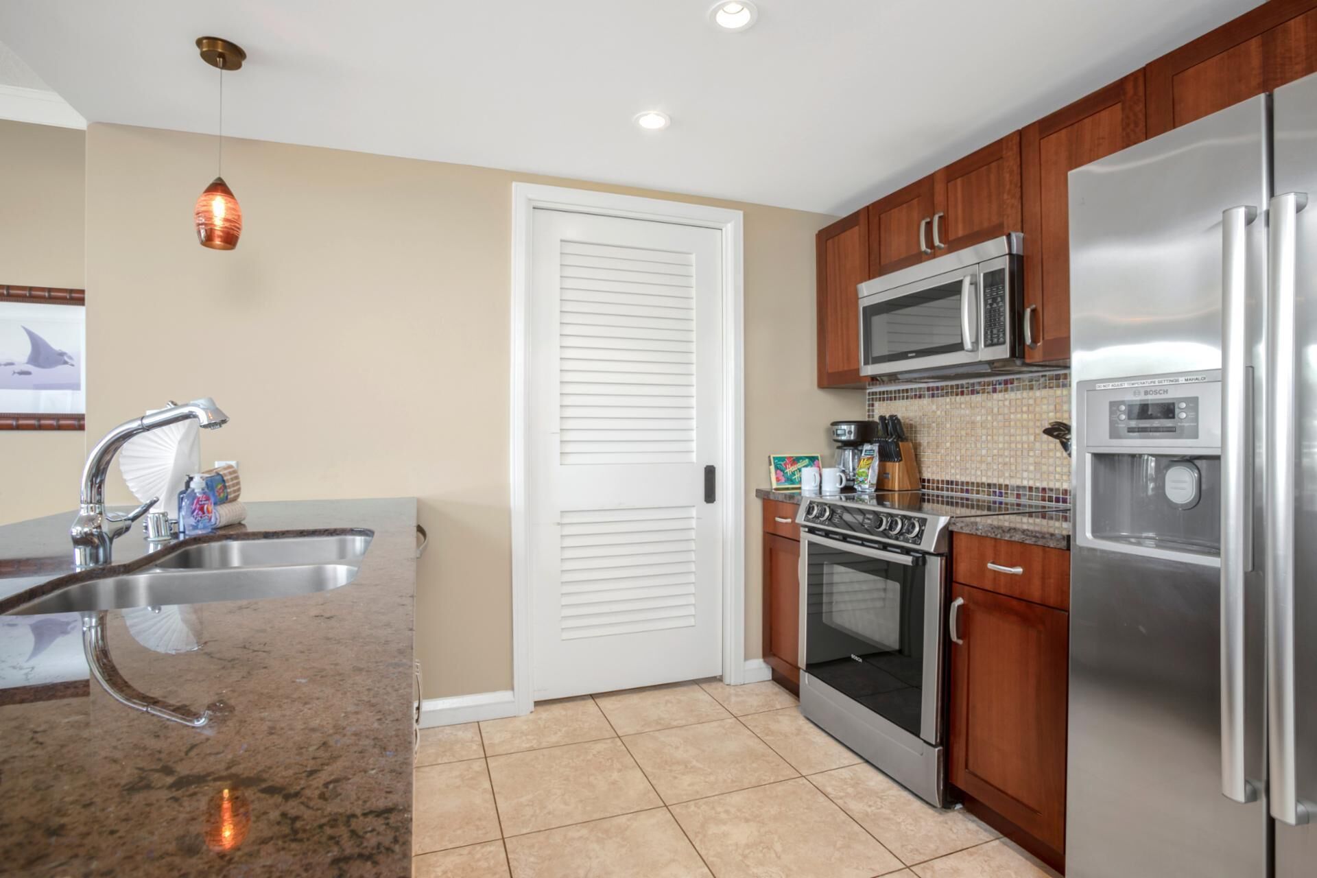 Jääkaappi, mikroaaltouuni, uuni, astianpesukone