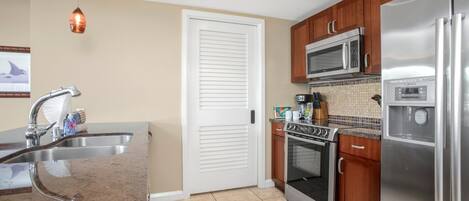 Jääkaappi, mikroaaltouuni, uuni, astianpesukone