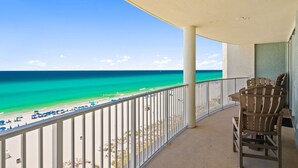 Un balcon avec vue sur la plage et l’océan.