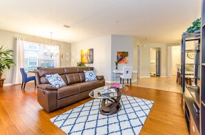 Flat-screen TV - Luxurious and Spacious 3 Bed/2 Bath Condo (Orlando)