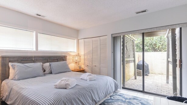 3 bedrooms, iron/ironing board, WiFi (free), bed sheets