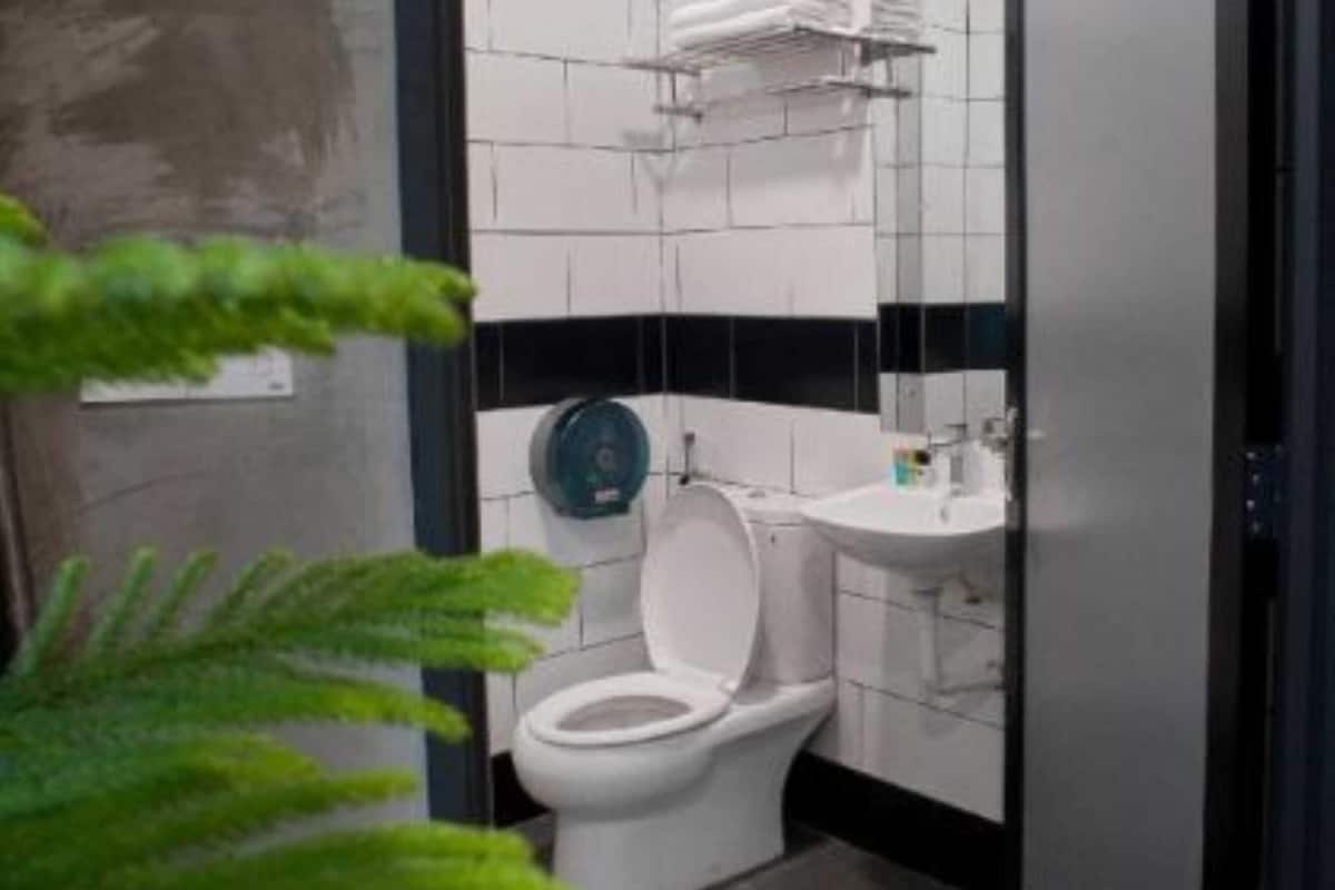 shower, rainfall showerhead, free toiletries, hair dryer