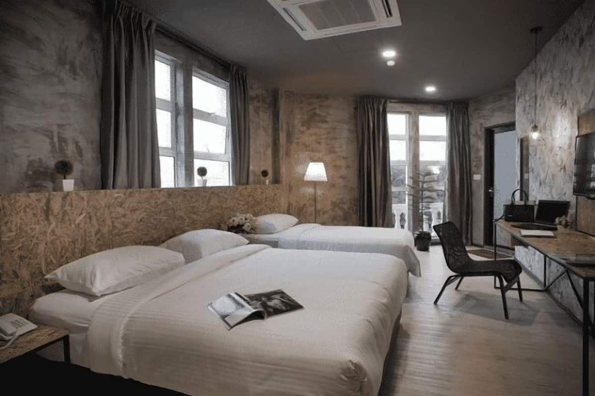 1 habitación, caja de seguridad en la habitación y escritorio