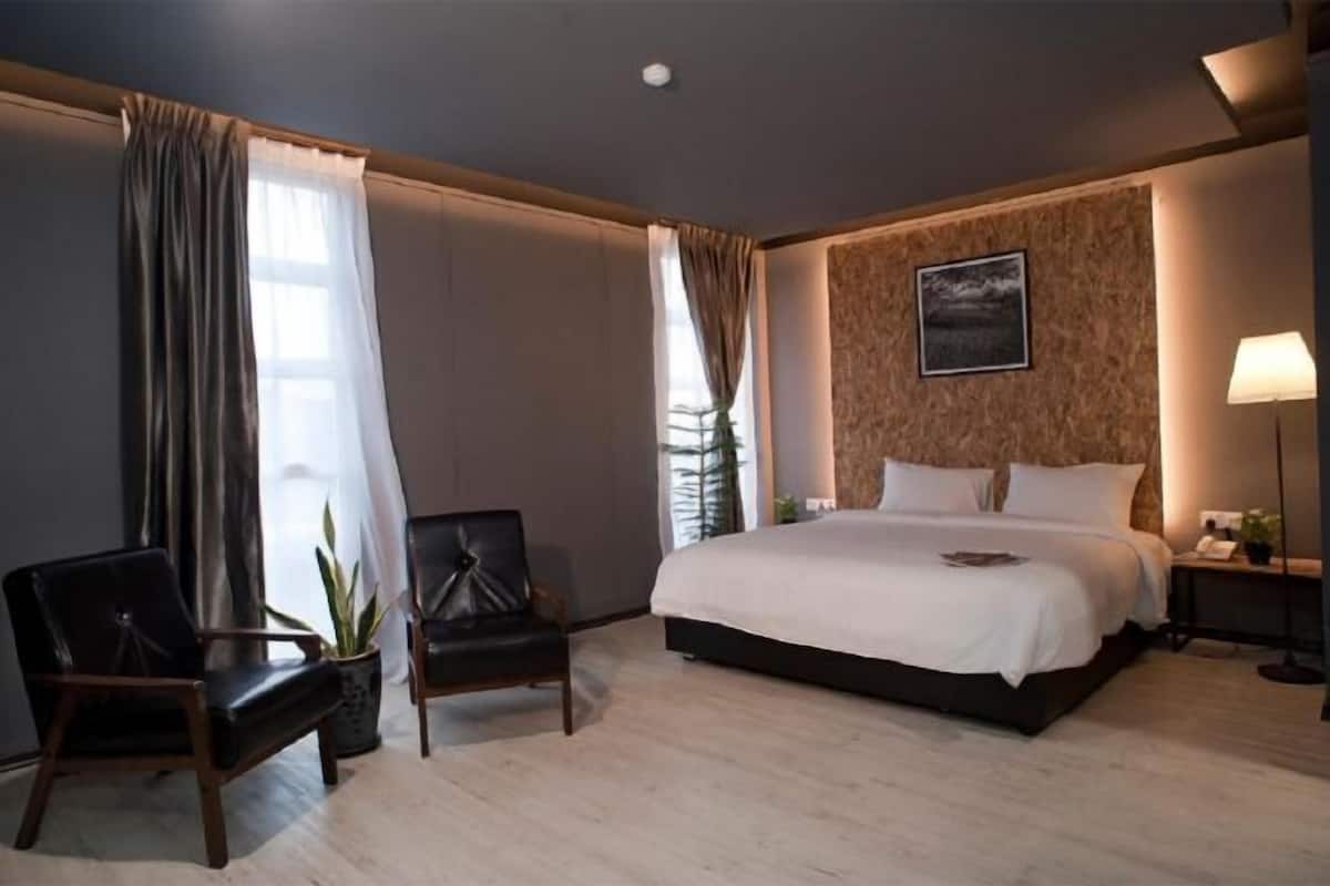 1 habitación, caja de seguridad en la habitación y escritorio