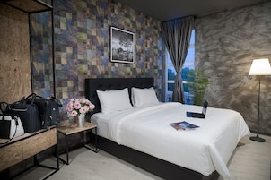 Caja de seguridad en la habitación y escritorio