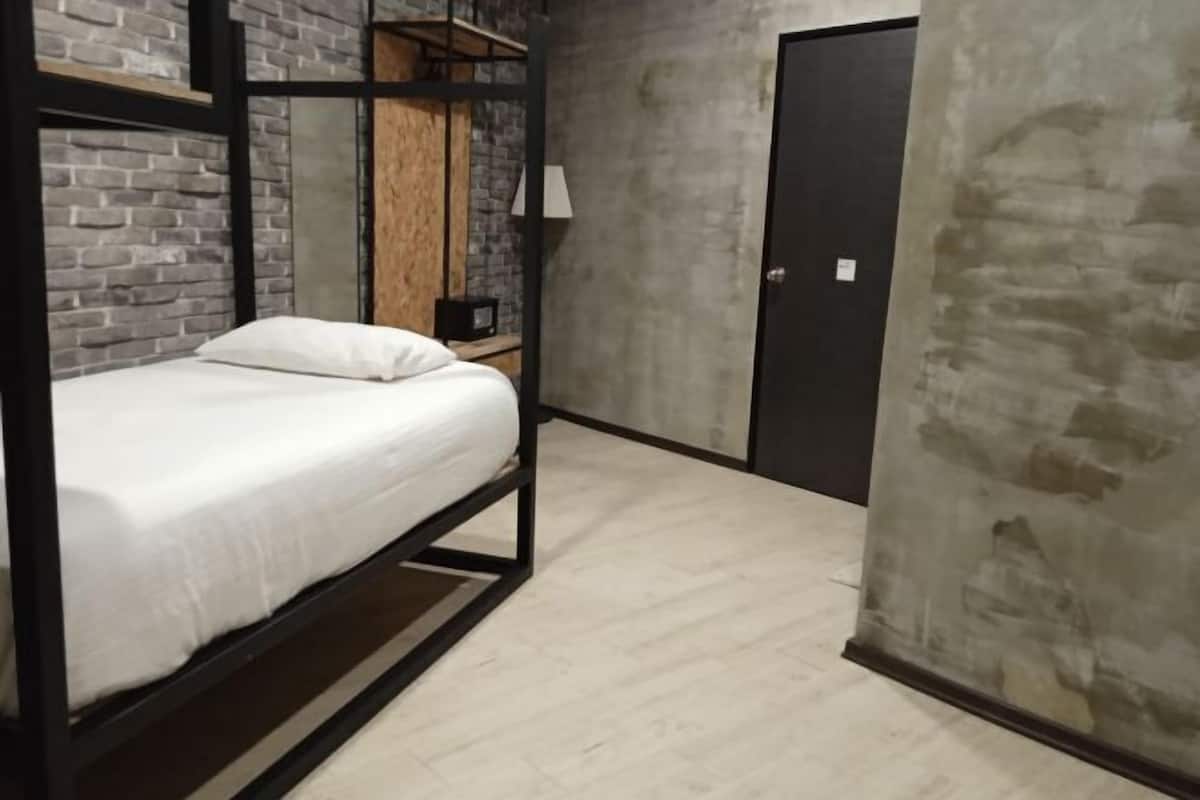 1 habitación, caja de seguridad en la habitación y escritorio