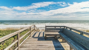 A wooden boardwalk leading to a beach with a clear view of the ocean. - Happy Days Luxury Oceanfront Beach Villa in DeBordieu (Georgetown)