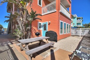 Outdoor dining - Gulf views from rooftop deck, 2 heated community pools, gated community! (Port Aransas)