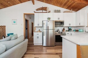 Réfrigérateur, four à micro-ondes, un four, surface de cuisson