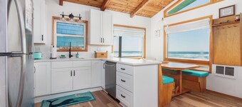Ocean Annie #128 - oceanfront cabin, great views and direct beach access in Tierra Del Mar