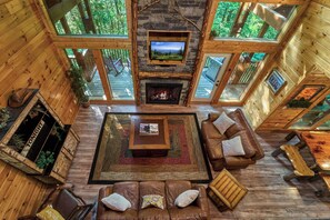 Televisio, takka, DVD-soitin, pöytäjalkapallopöytä