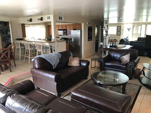 TV, peis, DVD-spiller og bøker