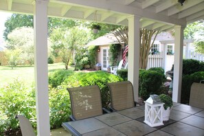 Outdoor dining - The Dahl House in the heart of Historic Downtown Franklin (Franklin)