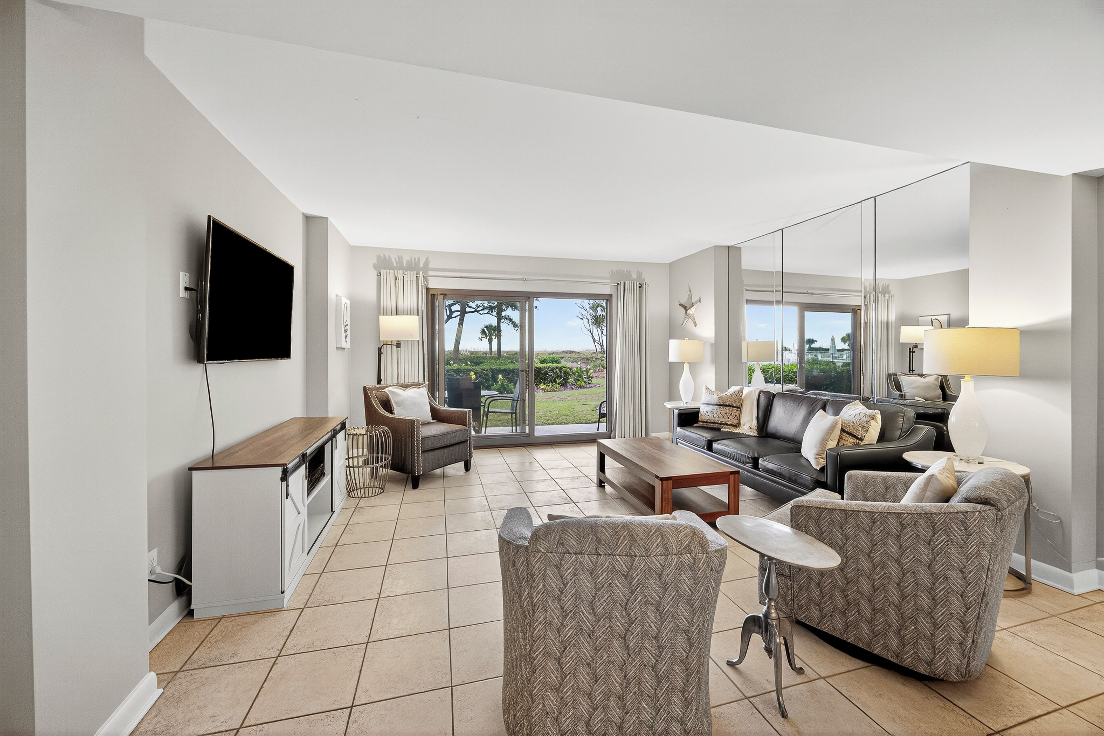 Télévision à écran plat, lecteur de DVD