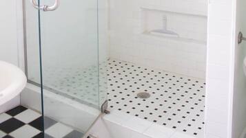 Bathtub, hair dryer, towels, toilet paper
