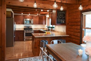 Fridge, microwave, oven, stovetop - Beautiful Traditional Log Cabin (Canandaigua)