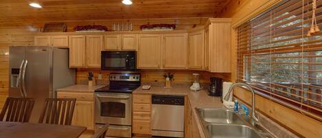 Een koelkast, een magnetron, een oven, een kookplaat