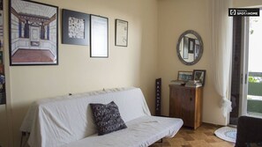 TV, lettore DVD, libri, videoteca